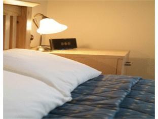 Gatwick House Hotel Horley Bagian luar foto
