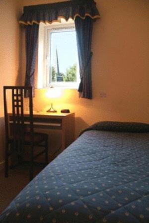 Gatwick House Hotel Horley Ruang foto